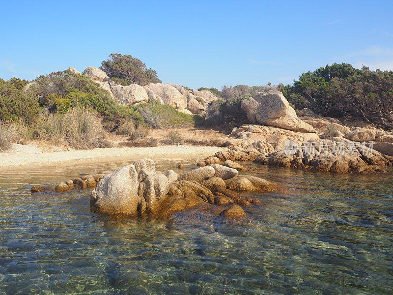 Cala Serana在卡布里拉岛，在马达莱纳岛，撒丁岛，意大利